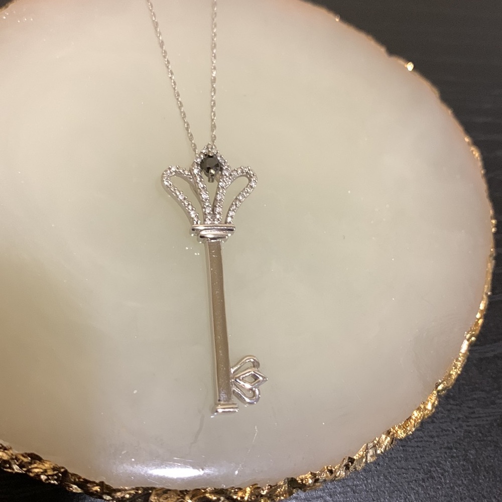 Key necklace with black gemstone - Picture 2 of 4